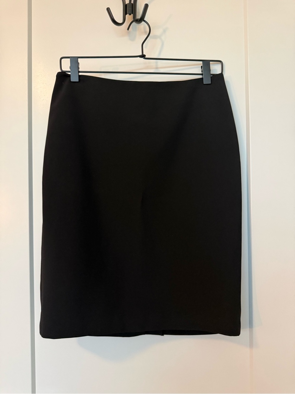 EUC Karl Lagerfeld Black Pencil Skirt; Size 4